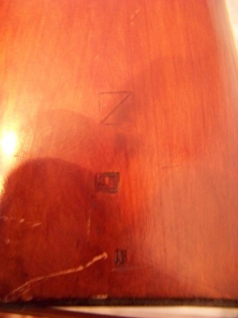 Recientemente adquirí un mosin nagant, y revisándolo palmo a plamo he visto diversos marcajes tanto en 90