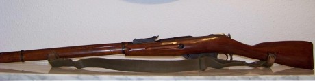 Recientemente adquirí un mosin nagant, y revisándolo palmo a plamo he visto diversos marcajes tanto en 100