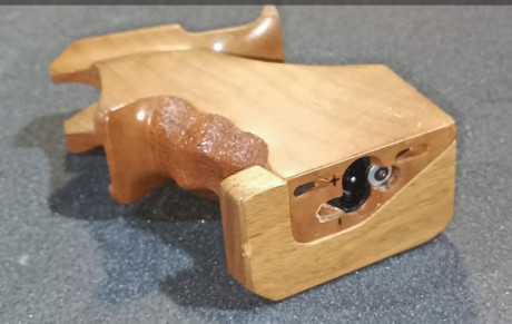 Buenas tardes,vendo cacha M , para Pardini electrónico.130 euros, un saludo. 00