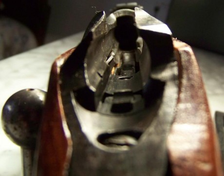 Recientemente adquirí un mosin nagant, y revisándolo palmo a plamo he visto diversos marcajes tanto en 110