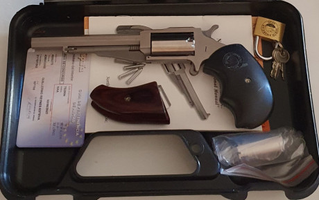 Hola,vendo este revolver solo estrenado,es de dos calibres con dos tambores y dos juegos de cachas,cal 02