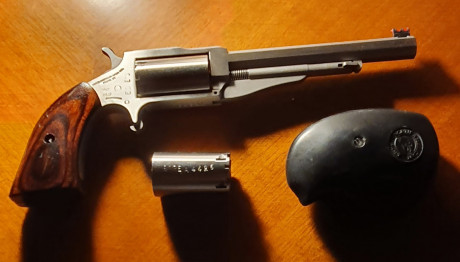 Hola,vendo este revolver solo estrenado,es de dos calibres con dos tambores y dos juegos de cachas,cal 01