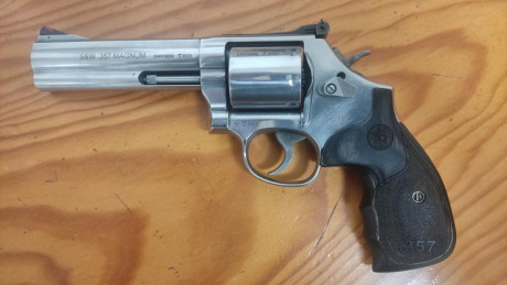 Vendo revolver Smith & Wesson 686 Plus, con cañón de 5" y tambor de siete cartuchos, está prácticamente 02