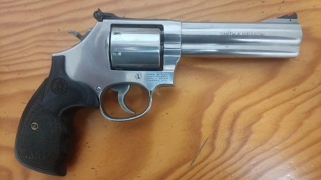 Vendo revolver Smith & Wesson 686 Plus, con cañón de 5" y tambor de siete cartuchos, está prácticamente 01
