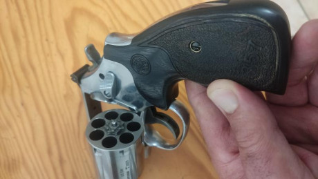 Vendo revolver Smith & Wesson 686 Plus, con cañón de 5" y tambor de siete cartuchos, está prácticamente 00