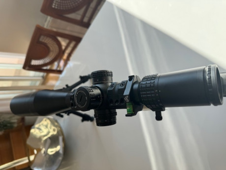   Se vende, reestreno, sin marcas ni golpes, caja original, usado muy poco en 22 lr, Delta Optical Stryker 01