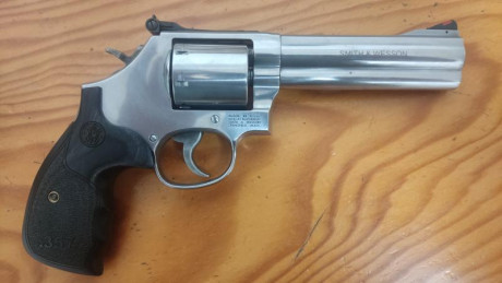 Vendo revolver SW 686 PLUS, cañón de 5", tambor para siete cartuchos, cachas originales de serie 01