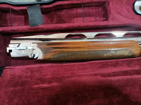 Muy poco uso, perfecta de pavón,madera y mecanismos,cañón de 76 cm ,metales pavonados en plata,banda alta, 22