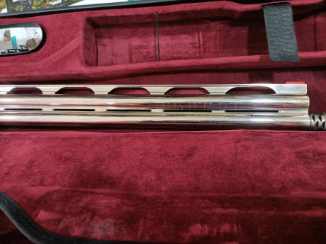 Muy poco uso, perfecta de pavón,madera y mecanismos,cañón de 76 cm ,metales pavonados en plata,banda alta, 21