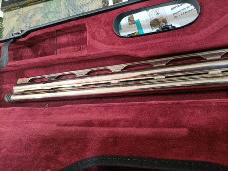 Muy poco uso, perfecta de pavón,madera y mecanismos,cañón de 76 cm ,metales pavonados en plata,banda alta, 20