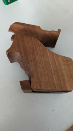 Pongo a la venta esta cacha PARDINI SP22, de diestro, talla S. Sin tocar, apenas un pequeño rebaje en 02