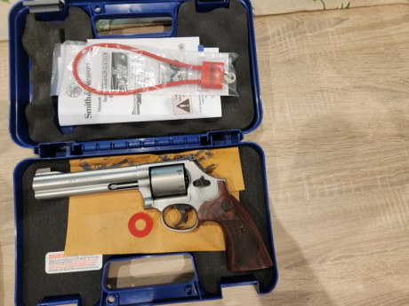 Vendo bonito revolver, para hacer hueco en el armero, Smith and Wesson 686 International, 6 pulgadas, 02
