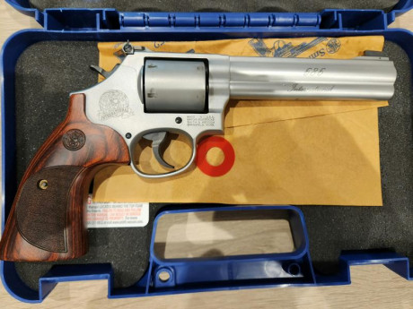 Vendo bonito revolver, para hacer hueco en el armero, Smith and Wesson 686 International, 6 pulgadas, 00