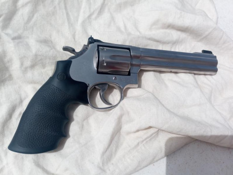 Se vende revolver Smith and Wesson de calibre 357 en perfecto estado por 550€ más portes. 00