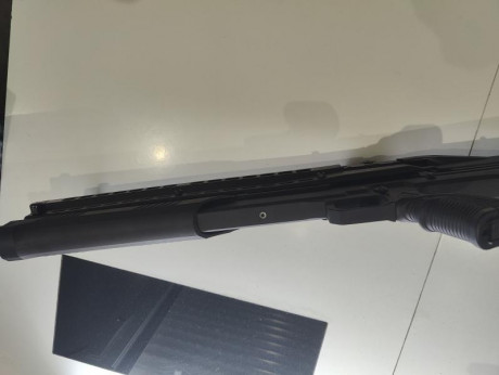 Vendo escopeta táctica utas uts 15, tiene 2 filas de carga de 7 cartuchos cada una y un selector, se puede 12