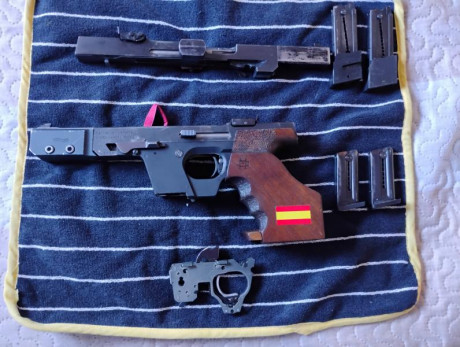 Buenas queridos compañeros.
Pongo a la vente mi queridísima gsp 22Lr con carro del 32 con dos cargadores 01