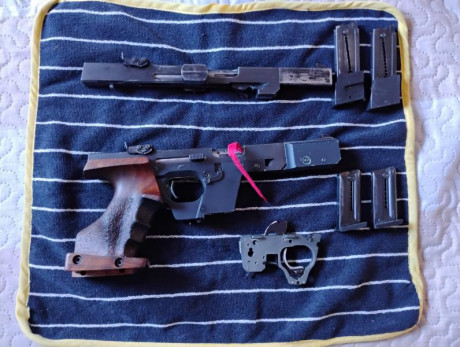 Buenas queridos compañeros.
Pongo a la vente mi queridísima gsp 22Lr con carro del 32 con dos cargadores 00
