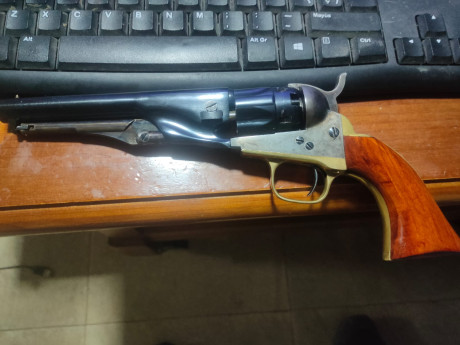 1862 Colt Police Uberti calibre 36 
El modelo 1862 Police es una miniatura del modelo 1860 Army. 250€ 02
