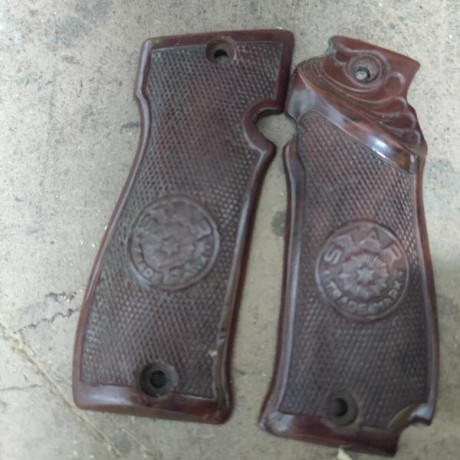 Tengo estos tres cargadores y juegos de cacha de llama IIIA, y de Star que no recuerdo modelo.
Si hay 00