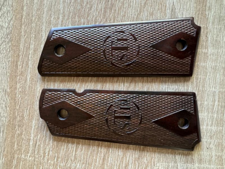 VENDIDAS cachas de madera  originales STI , para armazones tipo 1911 . 
Precio 50 euros. 
Están en Tarragona 01