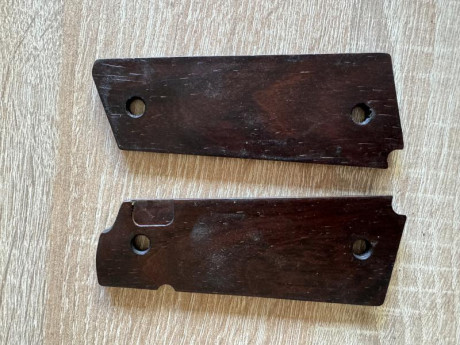 VENDIDAS cachas de madera  originales STI , para armazones tipo 1911 . 
Precio 50 euros. 
Están en Tarragona 00