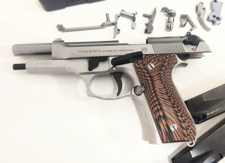 Se vende Beretta 92 FS inox 9 mmPb. En estado impecable. Lleva puesto el kit Extreme de la 92 X, se entregan 02