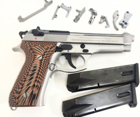 Se vende Beretta 92 FS inox 9 mmPb. En estado impecable. Lleva puesto el kit Extreme de la 92 X, se entregan 01
