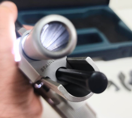 Se vende Beretta 92 FS inox 9 mmPb. En estado impecable. Lleva puesto el kit Extreme de la 92 X, se entregan 00