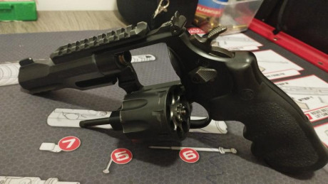 No interesan cambios.
Vendo revolver Perfomance Center R8 en muy buen estado.
Tambor de 8 disparos  y 10