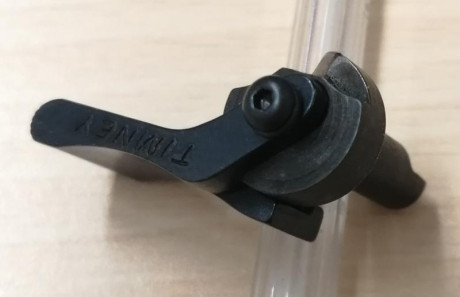 Vendo está aleta de seguro de perfil bajo, para poder accionar el seguro con visor montado, sirve para 01