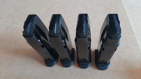 Se venden 4 cargadores nuevos para FN o Browning BDA9 (por lo visto son compatibles). 
 Hay un total de 02