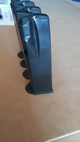 Se venden 4 cargadores nuevos para FN o Browning BDA9 (por lo visto son compatibles). 
 Hay un total de 01