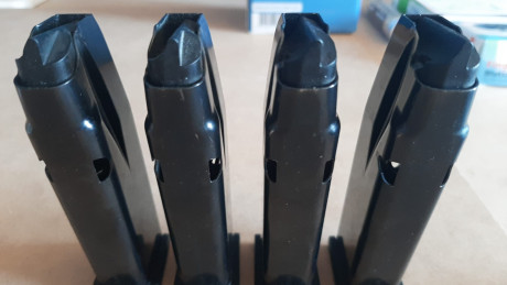 Se venden 4 cargadores nuevos para FN o Browning BDA9 (por lo visto son compatibles). 
 Hay un total de 00