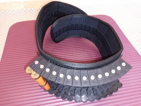 Cinturón IPSC escopeta de 28 cartuchos. 
Talla L (110 cm)
Nuevo, se vende por dejar afición. 270€ puesto 00