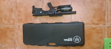 Krait compact 5.5
Arma compacta, con culata y carrillera ajustable.
Extras: Carril Weaver largo, portacargadores, 01