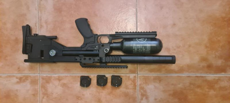 Krait compact 5.5
Arma compacta, con culata y carrillera ajustable.
Extras: Carril Weaver largo, portacargadores, 00