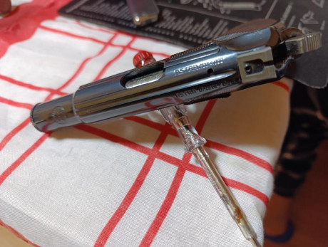 Hola.  Vendo este arma, dos cargadores, guiada en "F", caja original  con su libro de instrucciones. 00