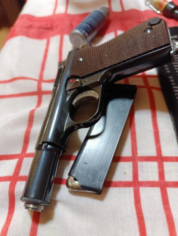 Hola.  Vendo este arma, dos cargadores, guiada en "F", caja original  con su libro de instrucciones. 21