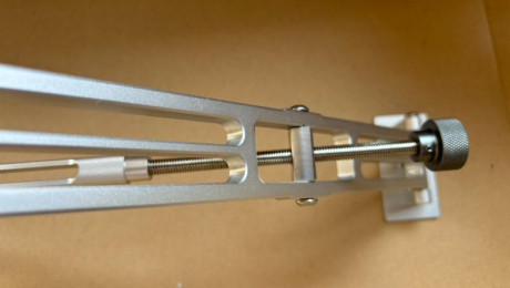 Vendo bipode 300-II para tiro y precision. Total materiales son aluminio de aviación AA7075, muy robusto. 00