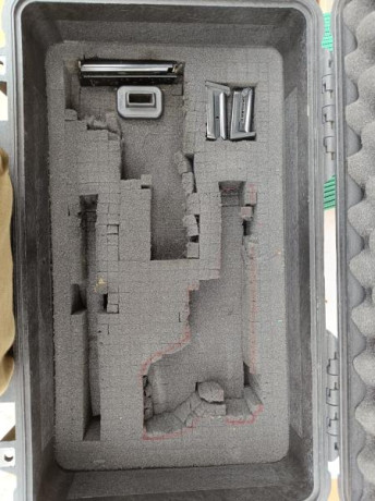 Vendo Maletín Peli con ruedas y medidas según se ve en las fotos. Tiene dos bandejas, inferior para portar 21