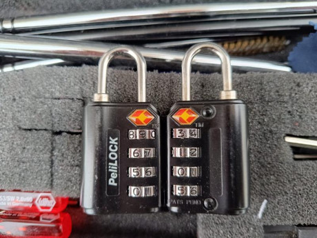 Vendo Maletín Peli con ruedas y medidas según se ve en las fotos. Tiene dos bandejas, inferior para portar 31