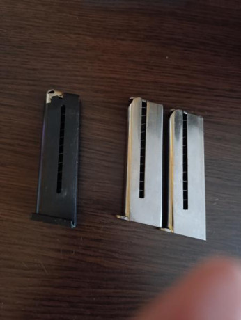 Hola. Vendo dos cargadores niquelados de Astra 300 y el negro de Astra 4000, a 35€ cada uno. Contestar 00