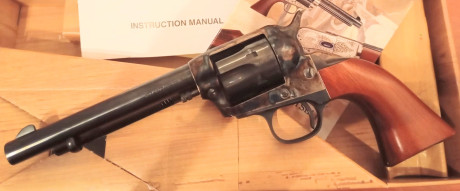 Se vende Uberti Single Action, calibre 22, prácticamente nuevo, solo ha disparado 10 cartuchos.
Se puede 02