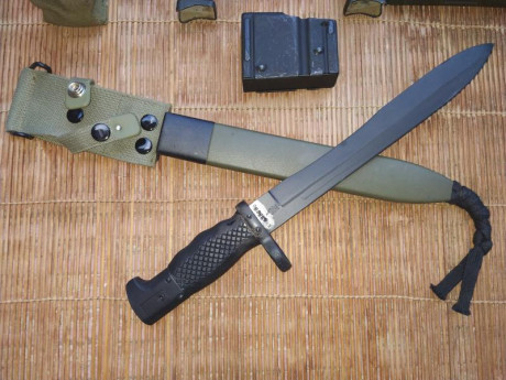 Se vende lote para el CETME C compuesto de:

-Machete bayoneta en estado nuevo. 55 euros

-Bípode con 02