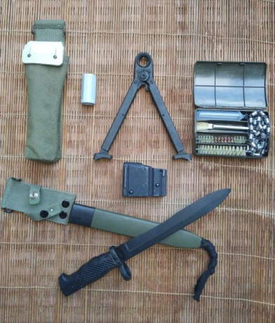 Se vende lote para el CETME C compuesto de:

-Machete bayoneta en estado nuevo. 55 euros

-Bípode con 00