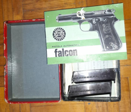 Caja de pistola Astra Falcon con manual de instrucciones y dos cargadores del 9 Cto., precio 70 euros 00