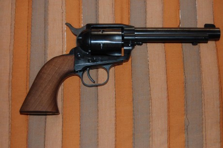 ¡Hola!

Estoy pensando en "regalarme" un revólver de tipo BACS (en calibre 5,5 mm.) para estas 122