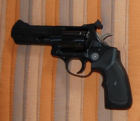 ¡Hola!

Estoy pensando en "regalarme" un revólver de tipo BACS (en calibre 5,5 mm.) para estas 130