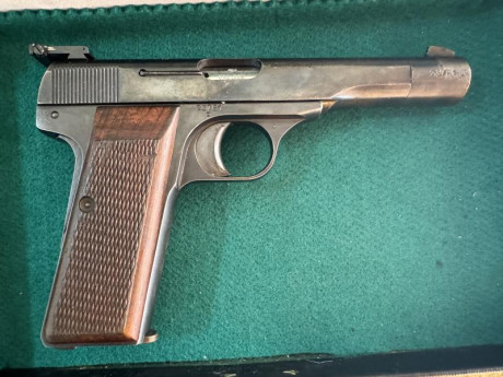 VENDIDA . Pistola FN 1922 , Cal 7,65 , guiada en F . Tiene marcajes de la era Nazi . Para competir en 01
