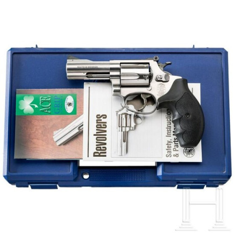 Lo dicho, estoy buscando un revólver Smith & Wesson compacto del calibre .357 magnum y preferiblemente 02